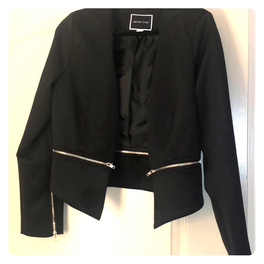 Suit jacket with zippers